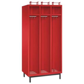 Ein feuerroter Feuerwehrschrank mit drei Abteilen, drei Helmfächern, drei Ablagefächern und drei Kleiderstangen mit Kleiderhaken. Der Unterbau besteht aus  Stahlrohrfüßen. Das Produkt steht vor einem weißen Hintergrund.