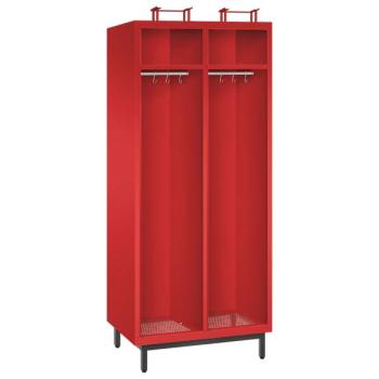 Ein feuerroter Feuerwehrschrank mit zwei Abteilen, zwei Helmfächern, zwei Ablagefächern und zwei Kleiderstangen mit Kleiderhaken. Der Unterbau besteht aus  Stahlrohrfüßen. Das Produkt steht vor einem weißen Hintergrund.