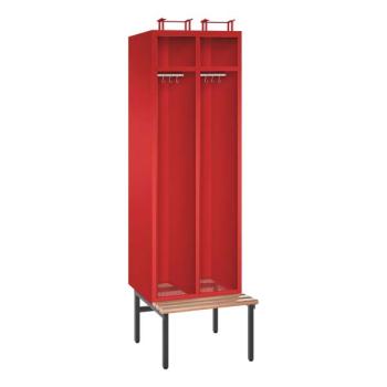 Ein feuerroter Feuerwehrschrank mit zwei Abteilen, zwei Helmfächern, zwei Ablagefächern und zwei Kleiderstangen mit Kleiderhaken. Der Unterbau besteht aus einer unter- & vorgebauten Sitzbank. Das Produkt steht vor einem weißen Hintergrund.