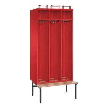 Ein feuerroter Feuerwehrschrank mit drei Abteilen, drei Helmfächern, drei Ablagefächern und drei Kleiderstangen mit Kleiderhaken. Der Unterbau besteht aus einer unter- & vorgebauten Sitzbank. Das Produkt steht vor einem weißen Hintergrund.