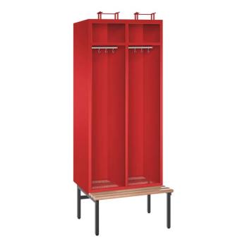 Ein feuerroter Feuerwehrschrank mit zwei Abteilen, zwei Helmfächern, zwei Ablagefächern und zwei Kleiderstangen mit Kleiderhaken. Der Unterbau besteht aus einer unter- & vorgebauten Sitzbank. Das Produkt steht vor einem weißen Hintergrund.