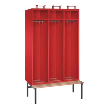 Ein feuerroter Feuerwehrschrank mit drei Abteilen, drei Helmfächern, drei Ablagefächern und drei Kleiderstangen mit Kleiderhaken. Der Unterbau besteht aus einer unter- & vorgebauten Sitzbank. Das Produkt steht vor einem weißen Hintergrund.