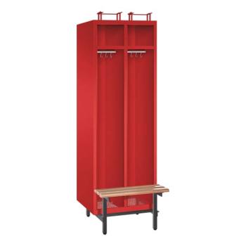 Ein feuerroter Feuerwehrschrank mit zwei Abteilen, zwei Helmfächern, zwei Ablagefächern und zwei Kleiderstangen mit Kleiderhaken. Der Unterbau besteht aus Stahlrohrfüßen & einer vorgebauten Sitzbank. Das Produkt steht vor einem weißen Hintergrund.