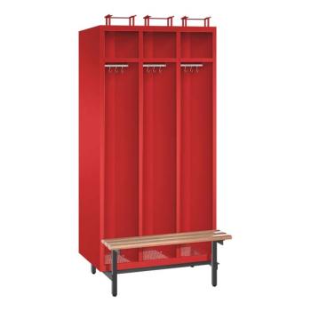 Ein feuerroter Feuerwehrschrank mit drei Abteilen, drei Helmfächern, drei Ablagefächern und drei Kleiderstangen mit Kleiderhaken. Der Unterbau besteht aus Stahlrohrfüßen & einer vorgebauten Sitzbank. Das Produkt steht vor einem weißen Hintergrund.