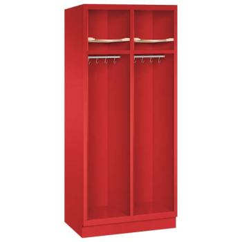 Ein feuerroter Feuerwehrschrank mit zwei Abteilen. Der Spind verfügt über Helmböden, Kleiderstangen mit Kleiderhaken sowie Ablageböden. Das Produkt steht vor einem weißen Hintergrund.