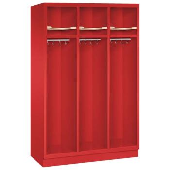 Ein feuerroter Feuerwehrschrank mit drei Abteilen. Der Spind verfügt über Helmböden, Kleiderstangen mit Kleiderhaken sowie Ablageböden. Das Produkt steht vor einem weißen Hintergrund.