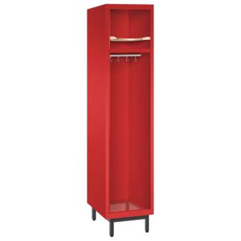 Ein feuerroter Feuerwehrschrank mit einem Abteil. Der Spind steht auf Stahlrohrfüßen und verfügt über einen Helmboden, eine Kleiderstange mit Kleiderhaken sowie einen Ablageboden. Das Produkt steht vor einem weißen Hintergrund