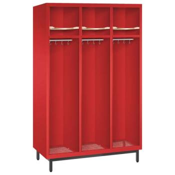 Ein feuerroter Feuerwehrschrank mit drei Abteilen. Der Spind steht auf Stahlrohrfüßen und verfügt über Helmböden, Kleiderstangen mit Kleiderhaken sowie Ablageböden. Das Produkt steht vor einem weißen Hintergrund.