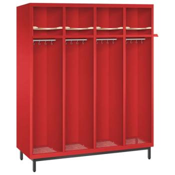 Ein feuerroter Feuerwehrschrank mit vier Abteilen. Der Spind steht auf Stahlrohrfüßen und verfügt über Helmböden, Kleiderstangen mit Kleiderhaken sowie Ablageböden. Das Produkt steht vor einem weißen Hintergrund.