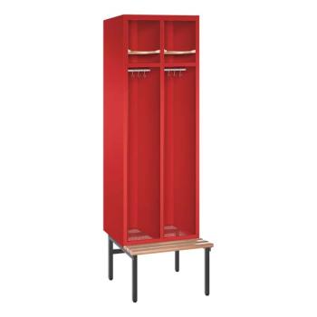 Ein feuerroter Feuerwehrschrank mit zwei Abteilen. Der Spind steht auf Stahlrohrfüßen und verfügt über Helmböden, Kleiderstangen mit Kleiderhaken, Ablageböden und Sitzbänke. Das Produkt steht vor einem weißen Hintergrund.