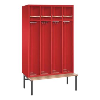 Ein feuerroter Feuerwehrschrank mit vier Abteilen. Der Spind steht auf Stahlrohrfüßen und verfügt über Helmböden, Kleiderstangen mit Kleiderhaken, Ablageböden und Sitzbänke. Das Produkt steht vor einem weißen Hintergrund.