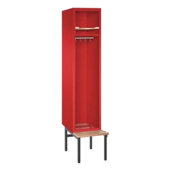 Ein feuerroter Feuerwehrschrank mit einem Abteil. Der Spind steht auf Stahlrohrfüßen und verfügt über einen Helmboden, einer Kleiderstange mit Kleiderhaken, einen Ablageboden und eine Sitzbank. Das Produkt steht vor einem weißen Hintergrund.