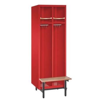 Ein feuerroter Feuerwehrschrank mit zwei Abteilen. Der Spind steht auf Stahlrohrfüßen und verfügt über Helmböden, Kleiderstangen mit Kleiderhaken, Ablageböden und Sitzbänke. Das Produkt steht vor einem weißen Hintergrund.