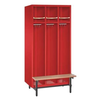 Ein feuerroter Feuerwehrschrank mit drei Abteilen. Der Spind steht auf Stahlrohrfüßen und verfügt über Helmböden, Kleiderstangen mit Kleiderhaken, Ablageböden und Sitzbänke. Das Produkt steht vor einem weißen Hintergrund.