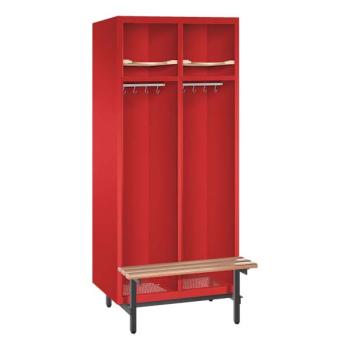 Ein feuerroter Feuerwehrschrank mit zwei Abteilen. Der Spind steht auf Stahlrohrfüßen und verfügt über Helmböden, Kleiderstangen mit Kleiderhaken, Ablageböden und Sitzbänke. Das Produkt steht vor einem weißen Hintergrund.