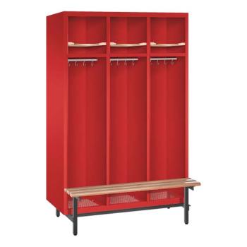 Ein feuerroter Feuerwehrschrank mit drei Abteilen. Der Spind steht auf Stahlrohrfüßen und verfügt über Helmböden, Kleiderstangen mit Kleiderhaken, Ablageböden und Sitzbänke. Das Produkt steht vor einem weißen Hintergrund