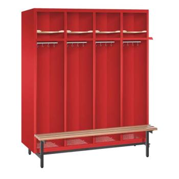 Ein feuerroter Feuerwehrschrank mit vier Abteilen. Der Spind steht auf Stahlrohrfüßen und verfügt über Helmböden, Kleiderstangen mit Kleiderhaken, Ablageböden und Sitzbänke. Das Produkt steht vor einem weißen Hintergrund.