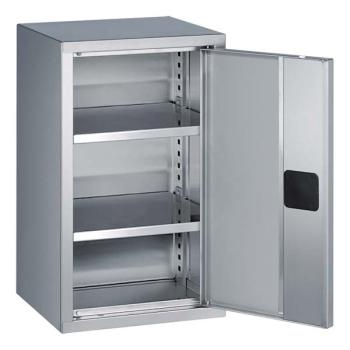Edelstahl-Hängeschrank mit einer geöffneten Edelstahltür und einem Zylinderschloss. Im Inneren besitzt der Schrank 2 höhenverstellbare Fachböden. Der Schrank steht vor einem weißen Hintergrund.