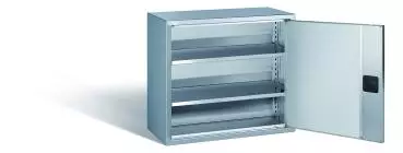 Edelstahl-Hängeschrank mit einer geöffneten Edelstahltür und einem Zylinderschloss. Im Inneren besitzt der Schrank 2 höhenverstellbare Fachböden. Der Schrank steht vor einem weißen Hintergrund.