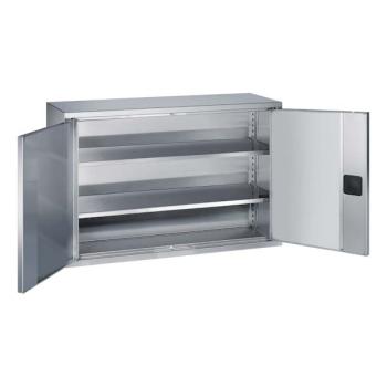 Edelstahl-Hängeschrank mit zwei geöffneten Edelstahltür und einem Zylinderschloss. Im Inneren besitzt der Schrank 2 höhenverstellbare Fachböden. Der Schrank steht vor einem weißen Hintergrund.