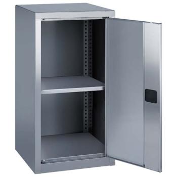 Edelstahl-Flügeltürschrank mit einer geöffneten Edelstahltür und einem Zylinderschloss. Im Inneren besitzt der Schrank 1 höhenverstellbaren Fachboden. Der Schrank steht vor einem weißen Hintergrund.