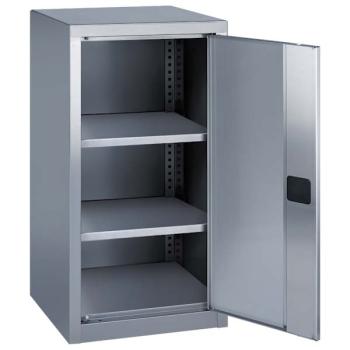 Edelstahl-Flügeltürschrank mit einer geöffneten Edelstahltür und einem Zylinderschloss. Im Inneren besitzt der Schrank 2 höhenverstellbare Fachböden. Der Schrank steht vor einem weißen Hintergrund.