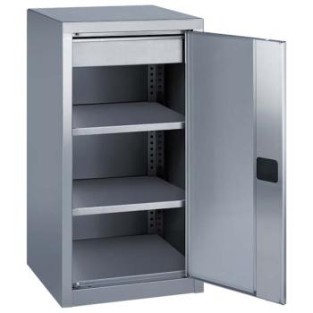 Edelstahl-Flügeltürschrank mit einer geöffneten Edelstahltür und einem Zylinderschloss. Im Inneren besitzt der Schrank 2 höhenverstellbare Fachböden und eine Schublade. Der Schrank steht vor einem weißen Hintergrund.