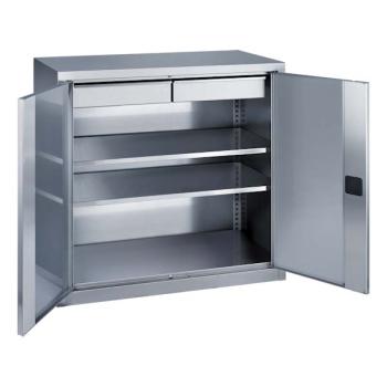 Edelstahl-Flügeltürschrank mit zwei geöffneten Edelstahltür und einem Zylinderschloss. Im Inneren besitzt der Schrank 2 höhenverstellbare Fachböden und Schubladen. Der Schrank steht vor einem weißen Hintergrund.