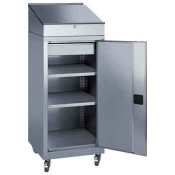 Edelstahl-Flügeltürschrank mit geöffneter Edelstahltür und Zylinderschloss. Im unterem Bereich 2 höhenverstellbare Fachböden, 1 Schublade und Rollenuntersatz. Im oberen Bereich ein Schreibpultaufsatz. Der Schrank steht vor einem weißen Hintergrund.