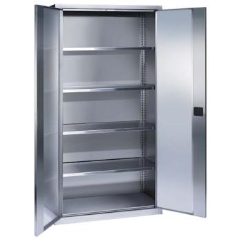 Edelstahl-Flügeltürschrank mit zwei geöffneten Edelstahltür und einem Zylinderschloss. Im Inneren besitzt der Schrank 4 höhenverstellbare Fachböden. Der Schrank steht vor einem weißen Hintergrund.