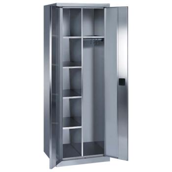 Edelstahl-Kleider-Wäscheschrank mit zwei geöffneten Edelstahltüren und einem Zylinderschloss. Im Inneren besitzt der Schrank auf der linken Seite 4 Fachböden, auf der rechten Seite einen Hutboden. Der Schrank steht vor einem weißen Hintergrund.