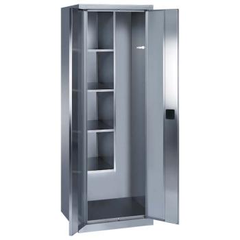 Edelstahl-Putzmittelschrank mit zwei geöffneten Edelstahltüren und einem Zylinderschloss. Im Inneren besitzt der Schrank links 4 Fachböden, rechts 2 Besenhalter. Der Schrank steht vor einem weißen Hintergrund.