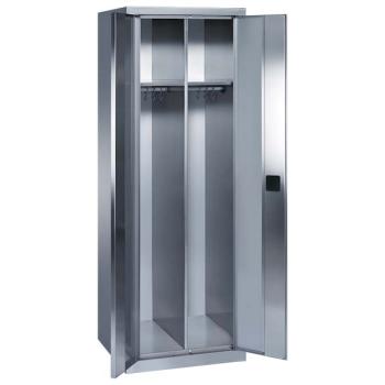 Edelstahl-Kleiderschrank mit zwei geöffneten Edelstahltüren und einem Zylinderschloss. Im Inneren besitzt der Schrank zwei Hutboden. Der Schrank steht vor einem weißen Hintergrund.