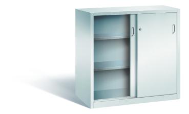 Lichtgrauer Schiebetürenschrank mit Zylinderschloss. Die linke Tür ist geöffnet, die rechte geschlossen. Höhenverstellbarer Boden für flexible Lagerung. Das Produkt steht vor einem weißen Hintergrund.