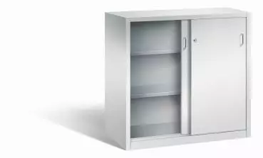 Lichtgrauer Schiebetürenschrank mit Zylinderschloss. Die linke Tür ist geöffnet, die rechte geschlossen. Höhenverstellbarer Boden für flexible Lagerung. Das Produkt steht vor einem weißen Hintergrund.