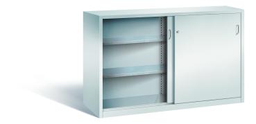 Lichtgrauer Schiebetürenschrank mit Zylinderschloss. Die linke Tür ist geöffnet, die rechte geschlossen. Höhenverstellbarer Boden für flexible Lagerung. Das Produkt steht vor einem weißen Hintergrund.