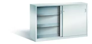 Lichtgrauer Schiebetürenschrank mit Zylinderschloss. Die linke Tür ist geöffnet, die rechte geschlossen. Höhenverstellbarer Boden für flexible Lagerung. Das Produkt steht vor einem weißen Hintergrund.