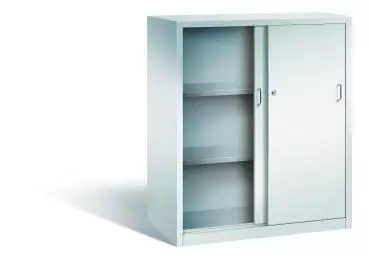 Lichtgrauer Schiebetürenschrank mit Zylinderschloss. Die linke Tür ist geöffnet, die rechte geschlossen. Höhenverstellbarer Boden für flexible Lagerung. Das Produkt steht vor einem weißen Hintergrund.