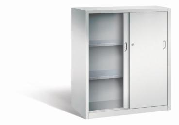 Lichtgrauer Schiebetürenschrank mit Zylinderschloss. Die linke Tür ist geöffnet, die rechte geschlossen. Höhenverstellbarer Boden für flexible Lagerung. Das Produkt steht vor einem weißen Hintergrund.