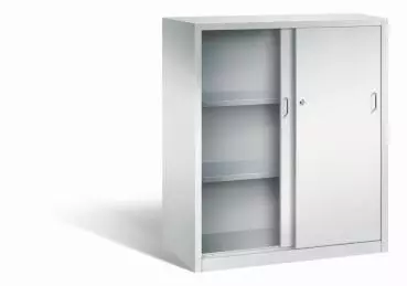 Lichtgrauer Schiebetürenschrank mit Zylinderschloss. Die linke Tür ist geöffnet, die rechte geschlossen. Höhenverstellbarer Boden für flexible Lagerung. Das Produkt steht vor einem weißen Hintergrund.