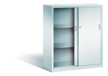 Lichtgrauer Schiebetürenschrank mit Zylinderschloss. Die linke Tür ist geöffnet, die rechte geschlossen. Höhenverstellbarer Boden für flexible Lagerung. Das Produkt steht vor einem weißen Hintergrund.