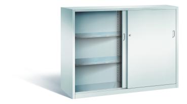 Lichtgrauer Schiebetürenschrank mit Zylinderschloss. Die linke Tür ist geöffnet, die rechte geschlossen. Höhenverstellbarer Boden für flexible Lagerung. Das Produkt steht vor einem weißen Hintergrund.