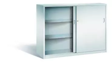 Lichtgrauer Schiebetürenschrank mit Zylinderschloss. Die linke Tür ist geöffnet, die rechte geschlossen. Höhenverstellbarer Boden für flexible Lagerung. Das Produkt steht vor einem weißen Hintergrund.