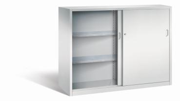 Lichtgrauer Schiebetürenschrank mit Zylinderschloss. Die linke Tür ist geöffnet, die rechte geschlossen. Höhenverstellbarer Boden für flexible Lagerung. Das Produkt steht vor einem weißen Hintergrund.