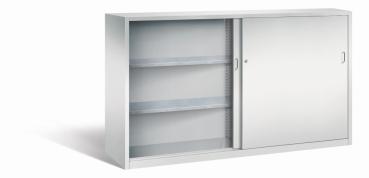 Lichtgrauer Schiebetürenschrank mit Zylinderschloss. Die linke Tür ist geöffnet, die rechte geschlossen. Höhenverstellbarer Boden für flexible Lagerung. Das Produkt steht vor einem weißen Hintergrund.