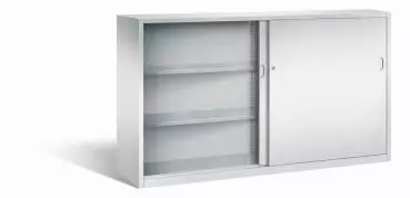 Lichtgrauer Schiebetürenschrank mit Zylinderschloss. Die linke Tür ist geöffnet, die rechte geschlossen. Höhenverstellbarer Boden für flexible Lagerung. Das Produkt steht vor einem weißen Hintergrund.