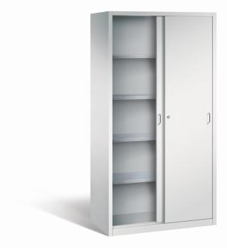 Lichtgrauer Schiebetürenschrank mit Zylinderschloss. Die linke Tür ist geöffnet, die rechte geschlossen. Höhenverstellbarer Boden für flexible Lagerung. Das Produkt steht vor einem weißen Hintergrund.