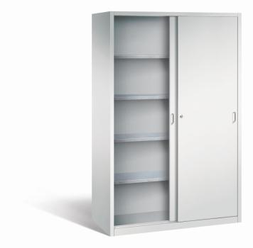 Lichtgrauer Schiebetürenschrank mit Zylinderschloss. Die linke Tür ist geöffnet, die rechte geschlossen. Höhenverstellbarer Boden für flexible Lagerung. Das Produkt steht vor einem weißen Hintergrund.