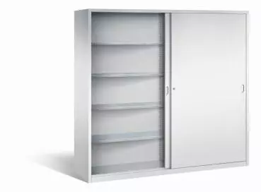 Lichtgrauer Schiebetürenschrank mit Zylinderschloss. Die linke Tür ist geöffnet, die rechte geschlossen. Höhenverstellbarer Boden für flexible Lagerung. Das Produkt steht vor einem weißen Hintergrund.