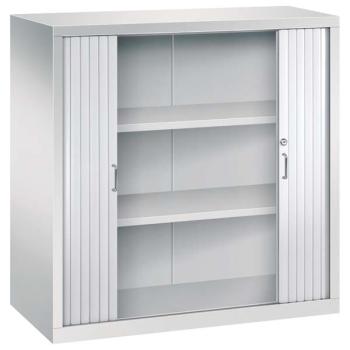 Lichtgrauer, rechteckiger Rolladenschrank mit geöffneten Rolltüren, stehend vor einem weißen Hintergrund. Geeignet zur ordentlichen Aufbewahrung von Dokumenten oder Bürobedarf.